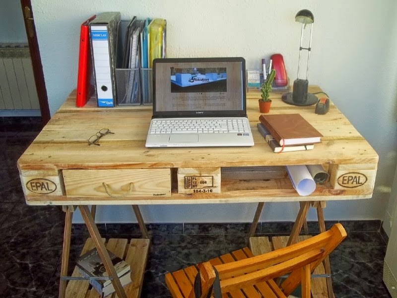 escritorio hecho con palets